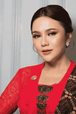Batik Tak Lagi Kaku, Indi Naidha Ajak Anak Muda Kenakan Setiap Hari
