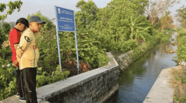 Bupati Lukman saat meninjau pompa air PDAM (Foto: Istimewa)