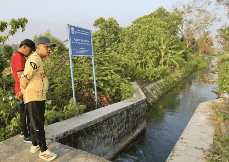 Bupati Lukman saat meninjau pompa air PDAM (Foto: Istimewa)
