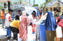 Warga Desa Langsar tertib mengantre untuk menerima bantuan air bersih dari BAZNAS Sumenep (Foto: Istimewa)
