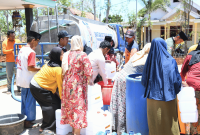 Warga Desa Langsar tertib mengantre untuk menerima bantuan air bersih dari BAZNAS Sumenep (Foto: Istimewa)