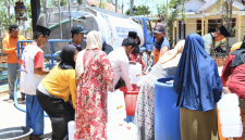 Warga Desa Langsar tertib mengantre untuk menerima bantuan air bersih dari BAZNAS Sumenep (Foto: Istimewa)