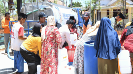 Warga Desa Langsar tertib mengantre untuk menerima bantuan air bersih dari BAZNAS Sumenep (Foto: Istimewa)
