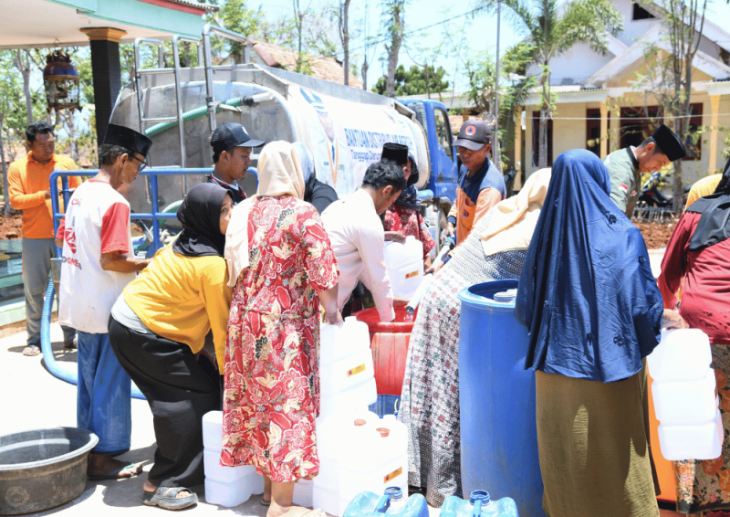 Warga Desa Langsar tertib mengantre untuk menerima bantuan air bersih dari BAZNAS Sumenep (Foto: Istimewa)