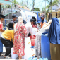 Warga Desa Langsar tertib mengantre untuk menerima bantuan air bersih dari BAZNAS Sumenep (Foto: Istimewa)