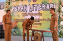 Bupati Sumenep menabuh gong sebagai pertanda Pekan Literasi SMAN 1 Sumenep dimulai (Foto: Istimewa)