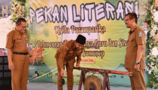 Bupati Sumenep menabuh gong sebagai pertanda Pekan Literasi SMAN 1 Sumenep dimulai (Foto: Istimewa)