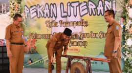 Bupati Sumenep menabuh gong sebagai pertanda Pekan Literasi SMAN 1 Sumenep dimulai (Foto: Istimewa)