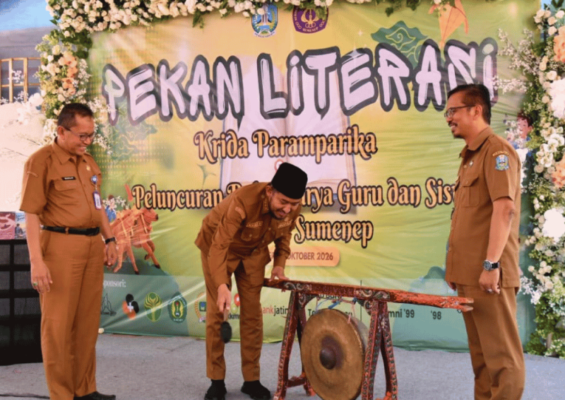 Bupati Sumenep menabuh gong sebagai pertanda Pekan Literasi SMAN 1 Sumenep dimulai (Foto: Istimewa)