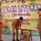 Bupati Sumenep menabuh gong sebagai pertanda Pekan Literasi SMAN 1 Sumenep dimulai (Foto: Istimewa)