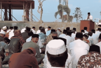 Para jemaah mendengarkan khotbah  sholat istisqa (Foto: Istimewa)