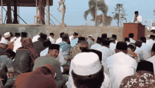 Para jemaah mendengarkan khotbah sholat istisqa (Foto: Istimewa)