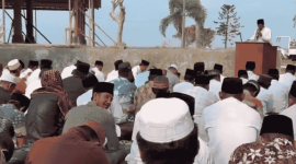Para jemaah mendengarkan khotbah  sholat istisqa (Foto: Istimewa)
