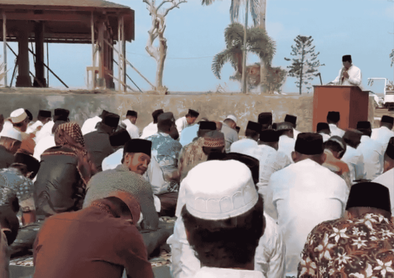Para jemaah mendengarkan khotbah  sholat istisqa (Foto: Istimewa)