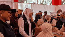 Gubernur Jatim Khofifah menyapa warga di Pantai Slopeng Sumenep (Foto: Istimewa)