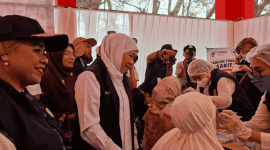 Gubernur Jatim Khofifah menyapa warga di Pantai Slopeng Sumenep (Foto: Istimewa)