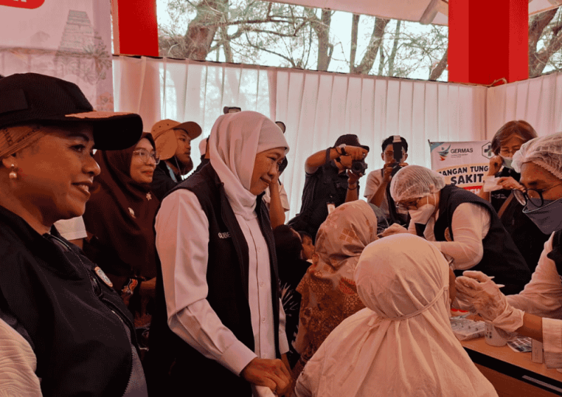 Gubernur Jatim Khofifah menyapa warga di Pantai Slopeng Sumenep (Foto: Istimewa)