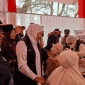 Gubernur Jatim Khofifah menyapa warga di Pantai Slopeng Sumenep (Foto: Istimewa)