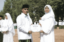 Bupati Lukman memberikan penghargaan kepada santriwati (Foto: Istimewa)