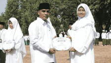 Bupati Lukman memberikan penghargaan kepada santriwati (Foto: Istimewa)