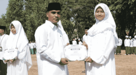 Bupati Lukman memberikan penghargaan kepada santriwati (Foto: Istimewa)