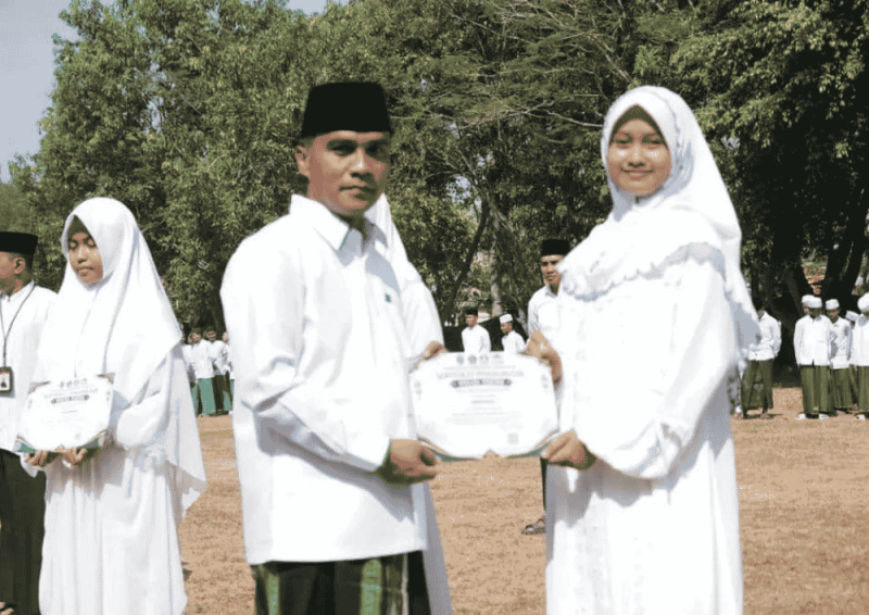 Bupati Lukman memberikan penghargaan kepada santriwati (Foto: Istimewa)