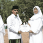 Bupati Lukman memberikan penghargaan kepada santriwati (Foto: Istimewa)