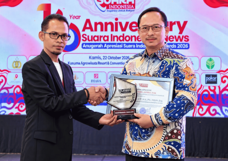 Membanggakan: Dr. Ir. Arif Firmanto, S.TP., M.Si., IPU., ASEAN Eng., Kepala Bappeda Kabupaten Sumenep, menerima penghargaan sebagai Tokoh Perencanaan Pembangunan Daerah Inovatif dan Strategis (for NOLESA.COM)