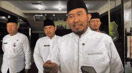 Bupati Fauzi saat diwawancarai awak media usai apel HSN 2026 (Foto: NOLESA.COM)