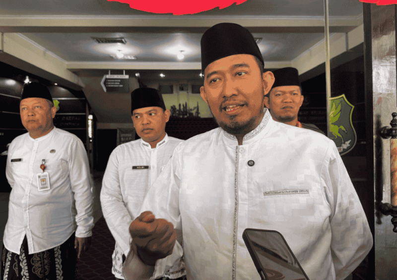 Bupati Fauzi saat diwawancarai awak media usai apel HSN 2026 (Foto: NOLESA.COM)