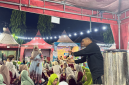 Pengurus ISNU Sumenep membagikan kopi gratis kepada pengunjung malam puncak HSN 2026 (Foto: NOLESA.COM)