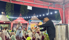 Pengurus ISNU Sumenep membagikan kopi gratis kepada pengunjung malam puncak HSN 2026 (Foto: NOLESA.COM)