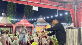 Pengurus ISNU Sumenep membagikan kopi gratis kepada pengunjung malam puncak HSN 2026 (Foto: NOLESA.COM)