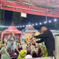 Pengurus ISNU Sumenep membagikan kopi gratis kepada pengunjung malam puncak HSN 2026 (Foto: NOLESA.COM)