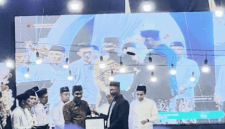 Udik DRT menerima piagam penghargaan dari Ketua PCNU Sumenep (Foto: Istimewa)