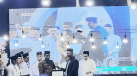 Udik DRT menerima piagam penghargaan dari Ketua PCNU Sumenep (Foto: Istimewa)
