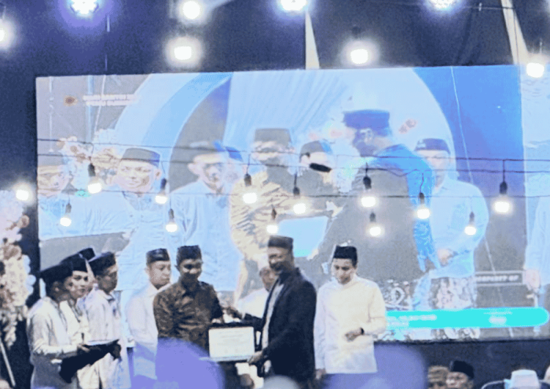Udik DRT menerima piagam penghargaan dari Ketua PCNU Sumenep (Foto: Istimewa)