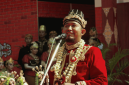 Bupati Fauzi mengenakan baju adat keraton dalam sebuah acara (Foto: Istimewa)