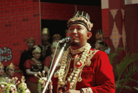 Bupati Fauzi mengenakan baju adat keraton dalam sebuah acara (Foto: Istimewa)