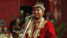 Bupati Fauzi mengenakan baju adat keraton dalam sebuah acara (Foto: Istimewa)