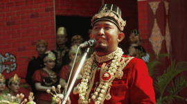 Bupati Fauzi mengenakan baju adat keraton dalam sebuah acara (Foto: Istimewa)