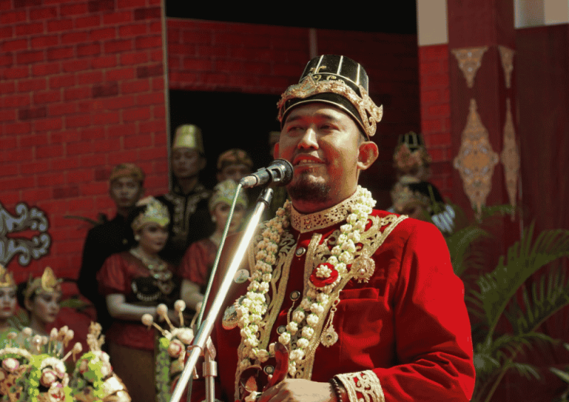 Bupati Fauzi mengenakan baju adat keraton dalam sebuah acara (Foto: Istimewa)